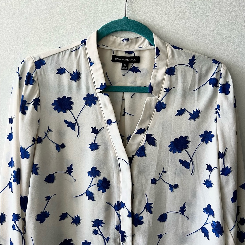 Beautiful Banana Republic Blue and White Floral Print Blouse - Picture 3 of 8